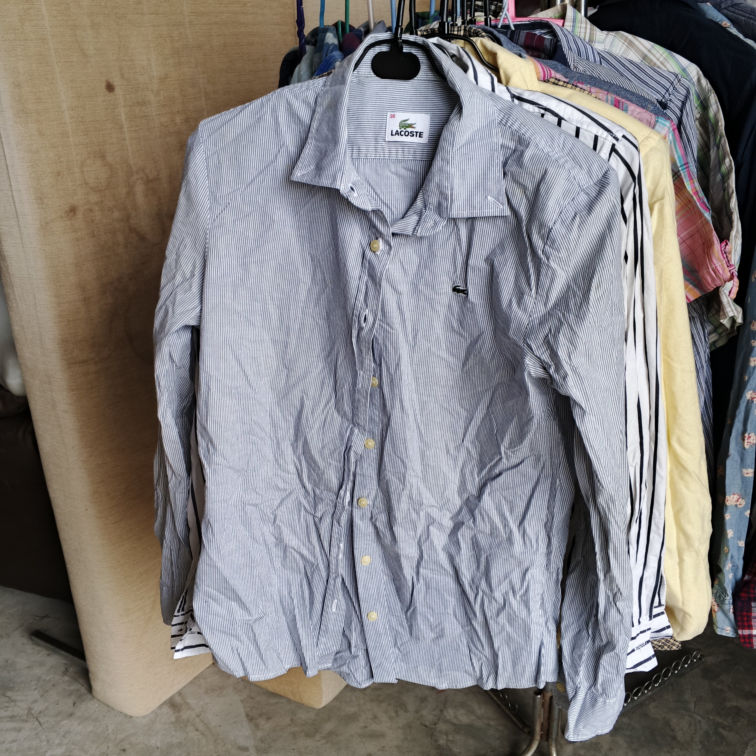 เสื้อเชิ้ตงานป้าย