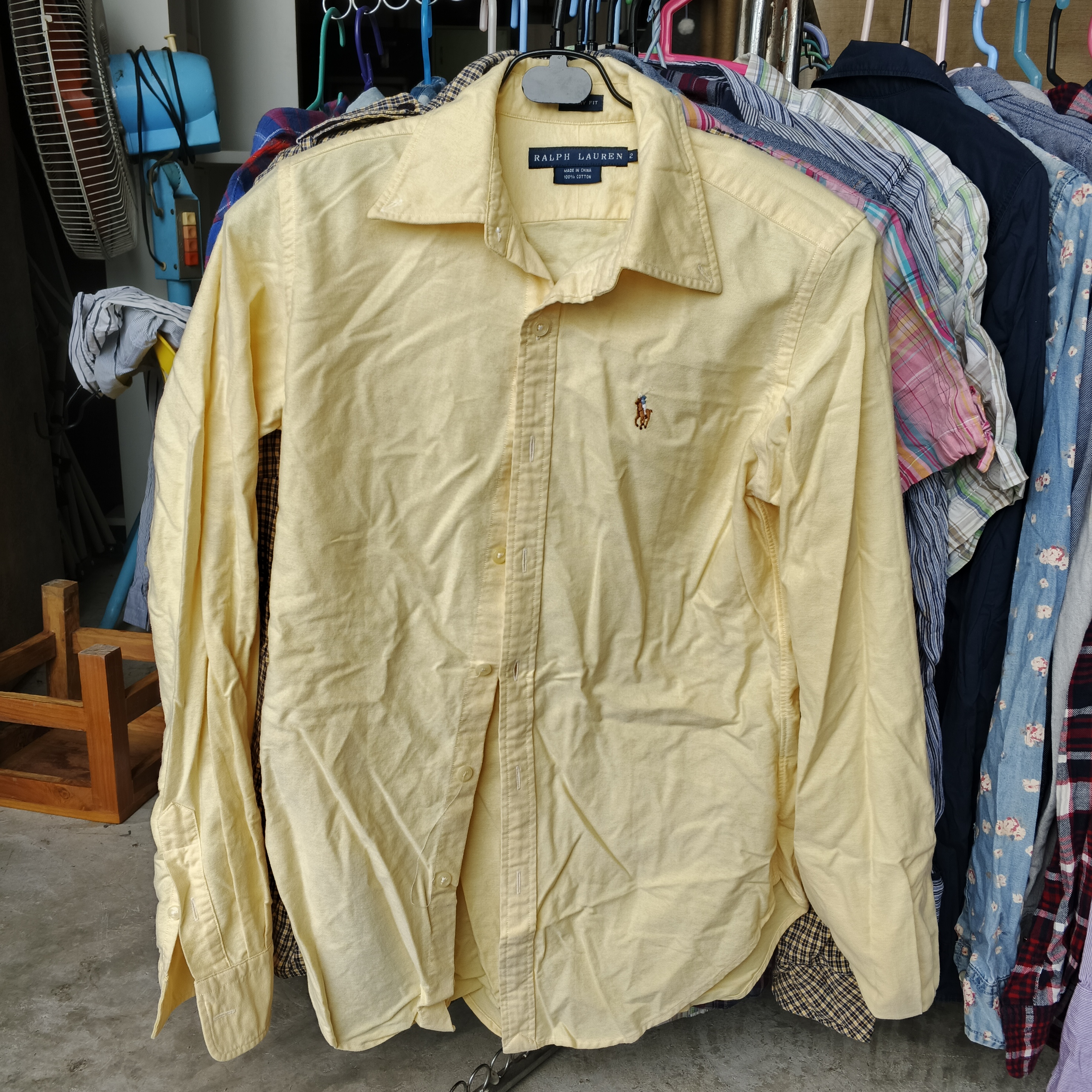 เสื้อเชิ้ตสีเหลือง