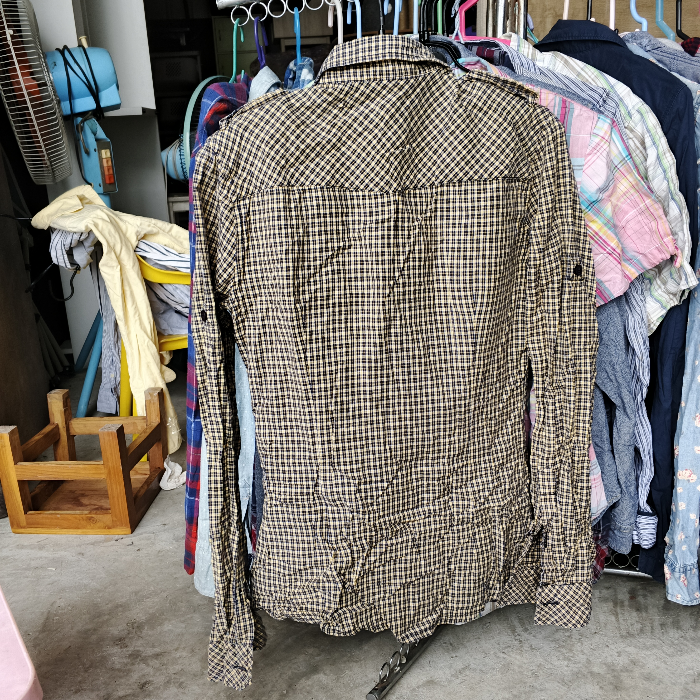 เสื้อเชิ้ตงานป้าย