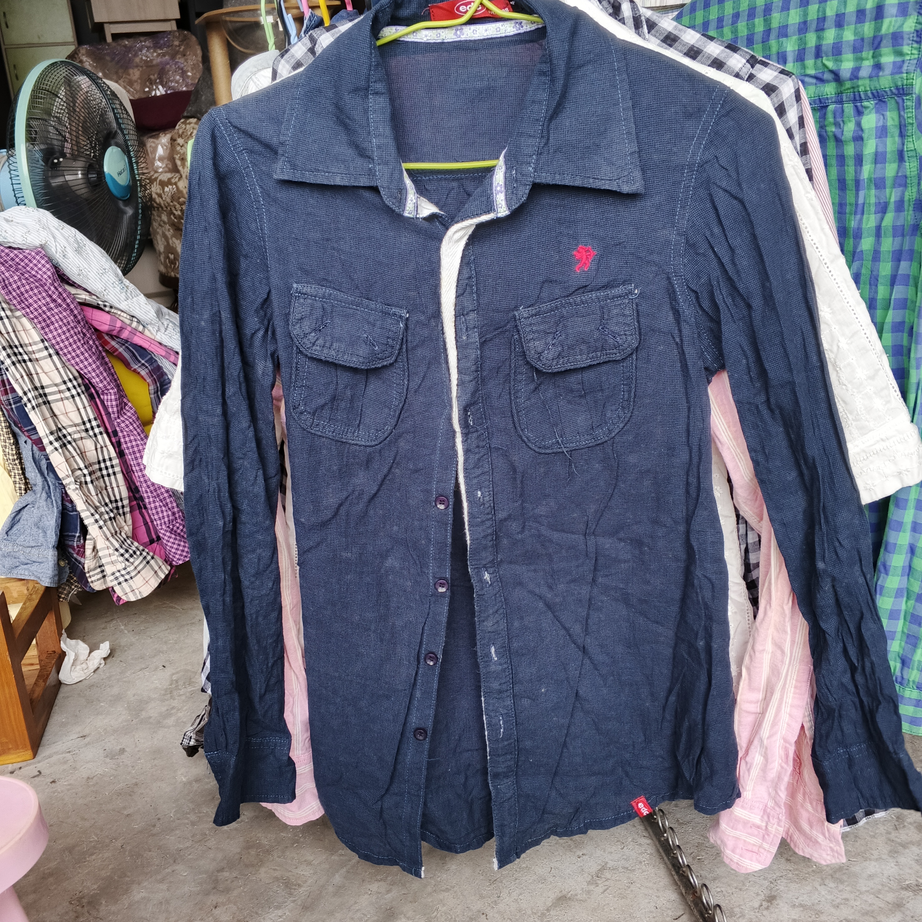 เสื้อเชิ้ตสีกรมลายเรียบข้างหน้า