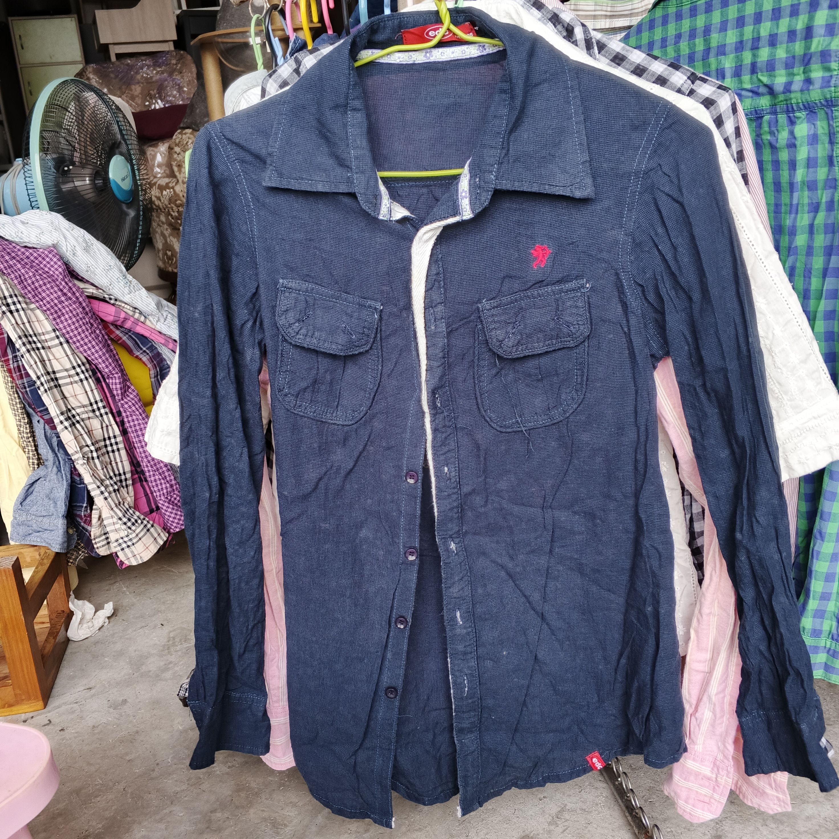 เสื้อเชิ้ตงานป้าย