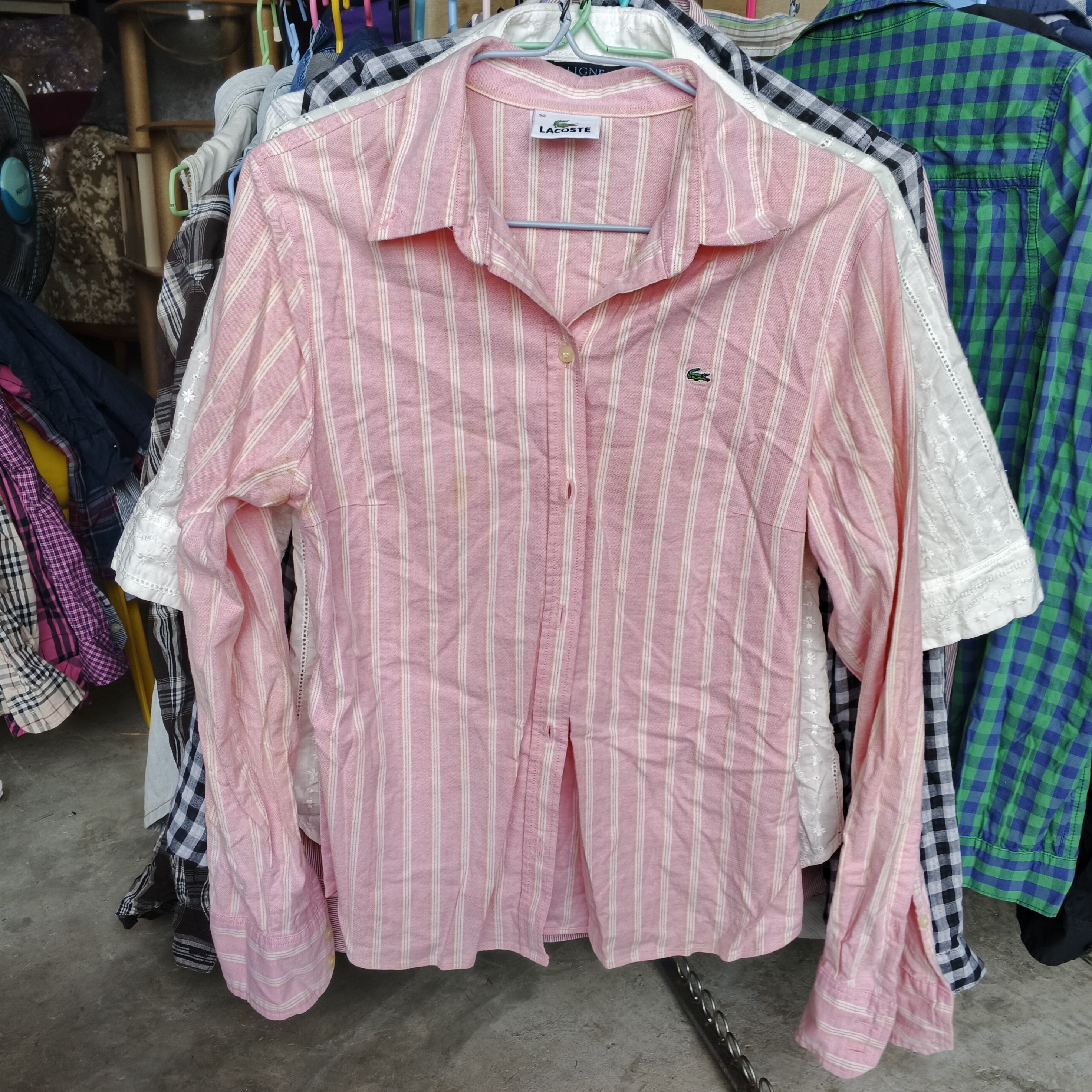 เสื้อเชิ้ตลายทางสีชมมพู
