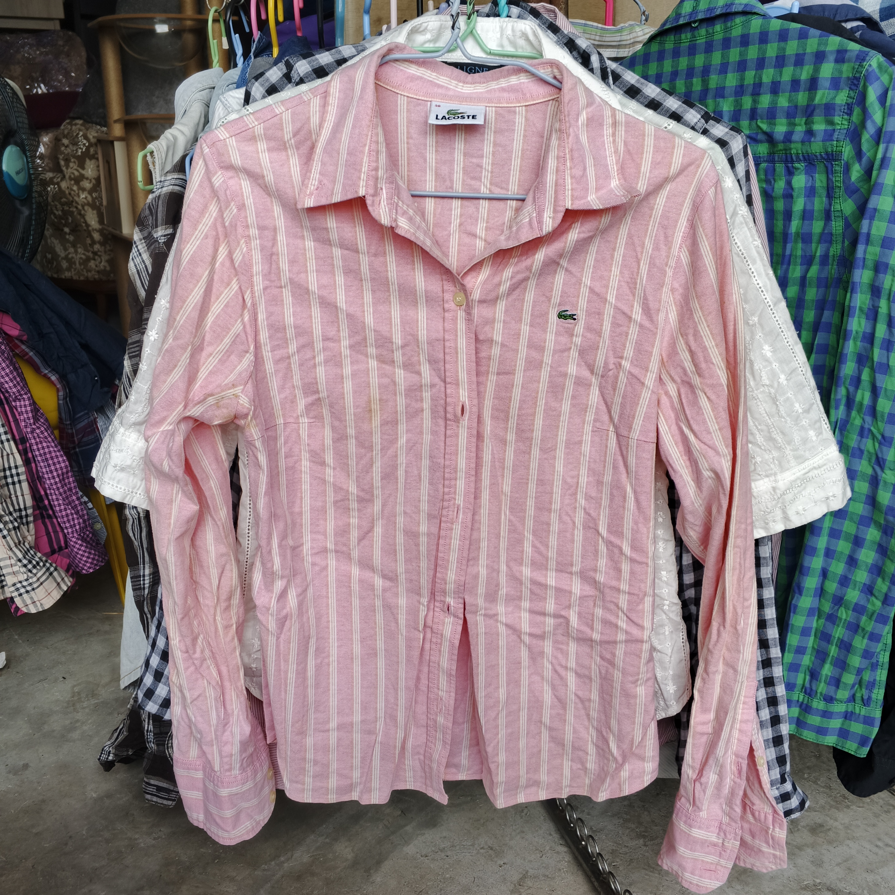 เสื้อเชิ้ตงานป้าย