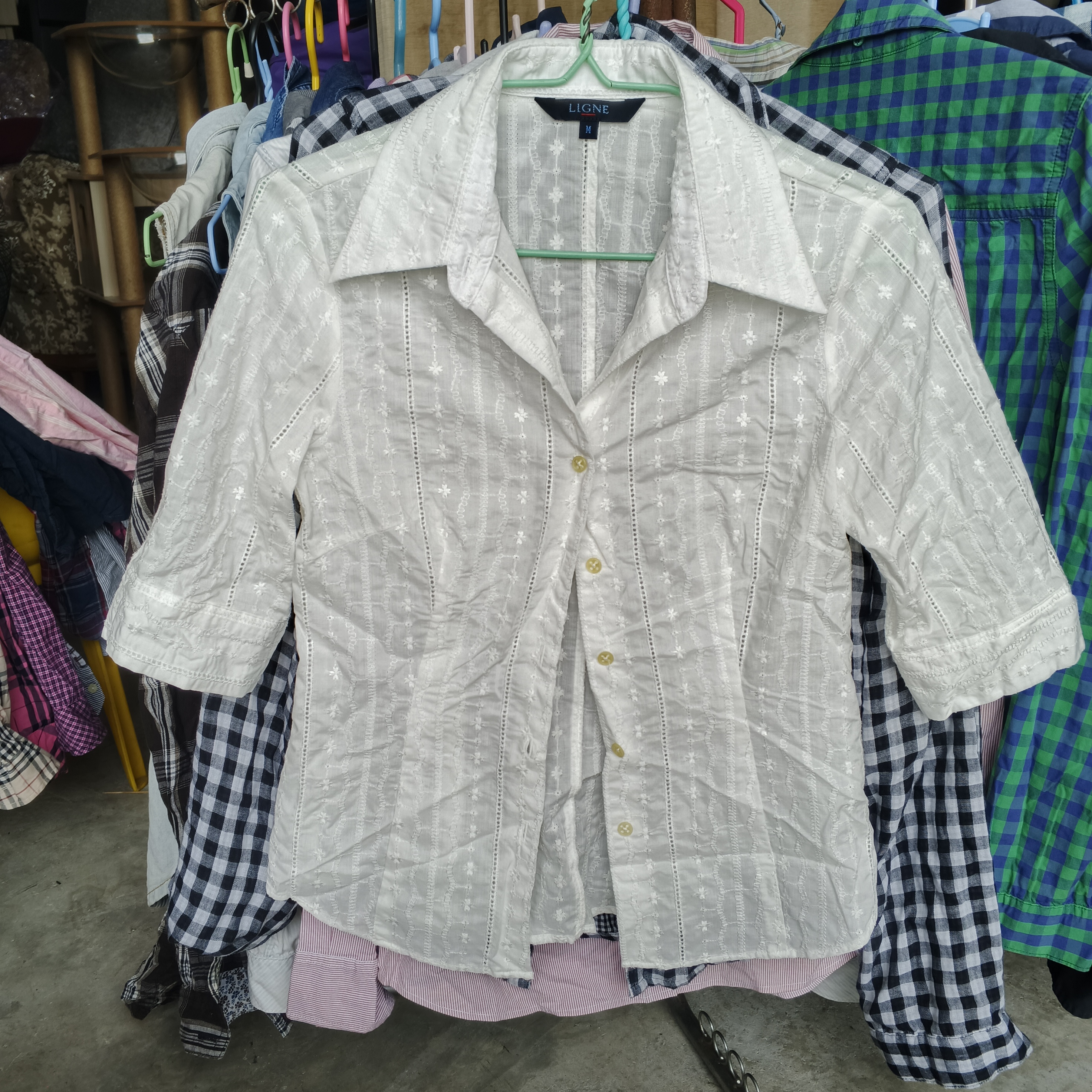 เสื้อเชิ้ตแขนสั้นสีขาว