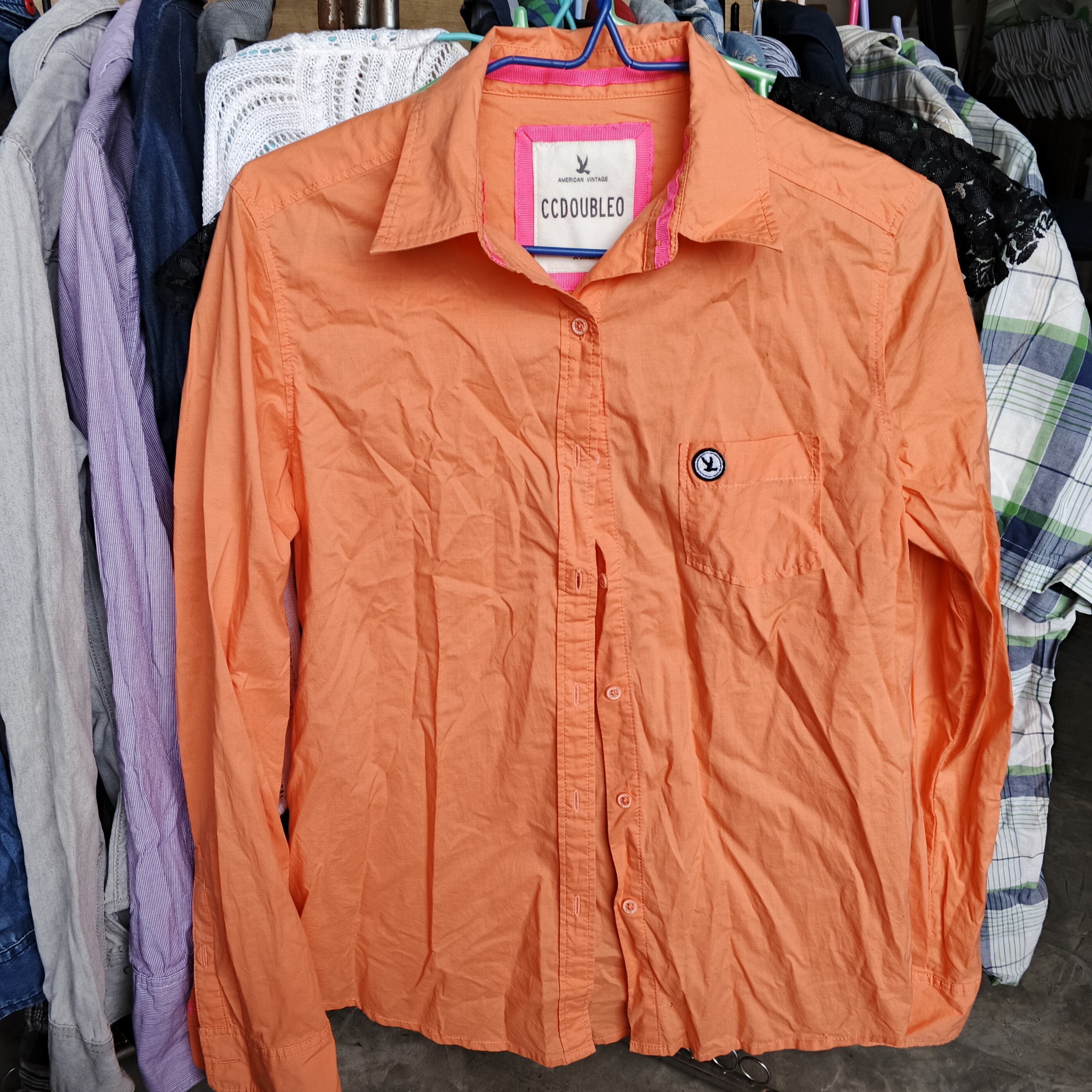 เสื้อเชิ้ตสีส้ม