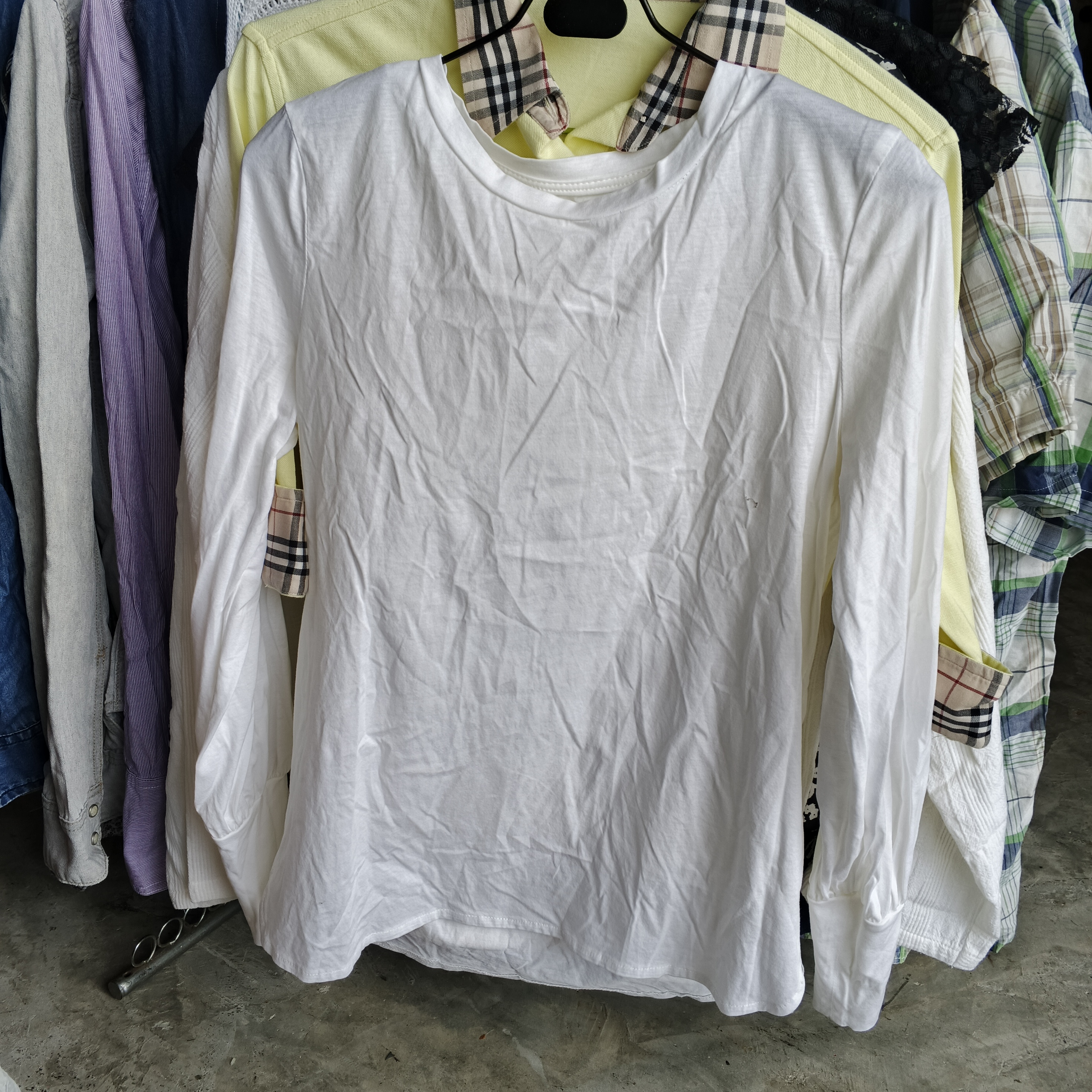 เสื้อยืดสีขาวคอกลม แบบยืดหยุ่น