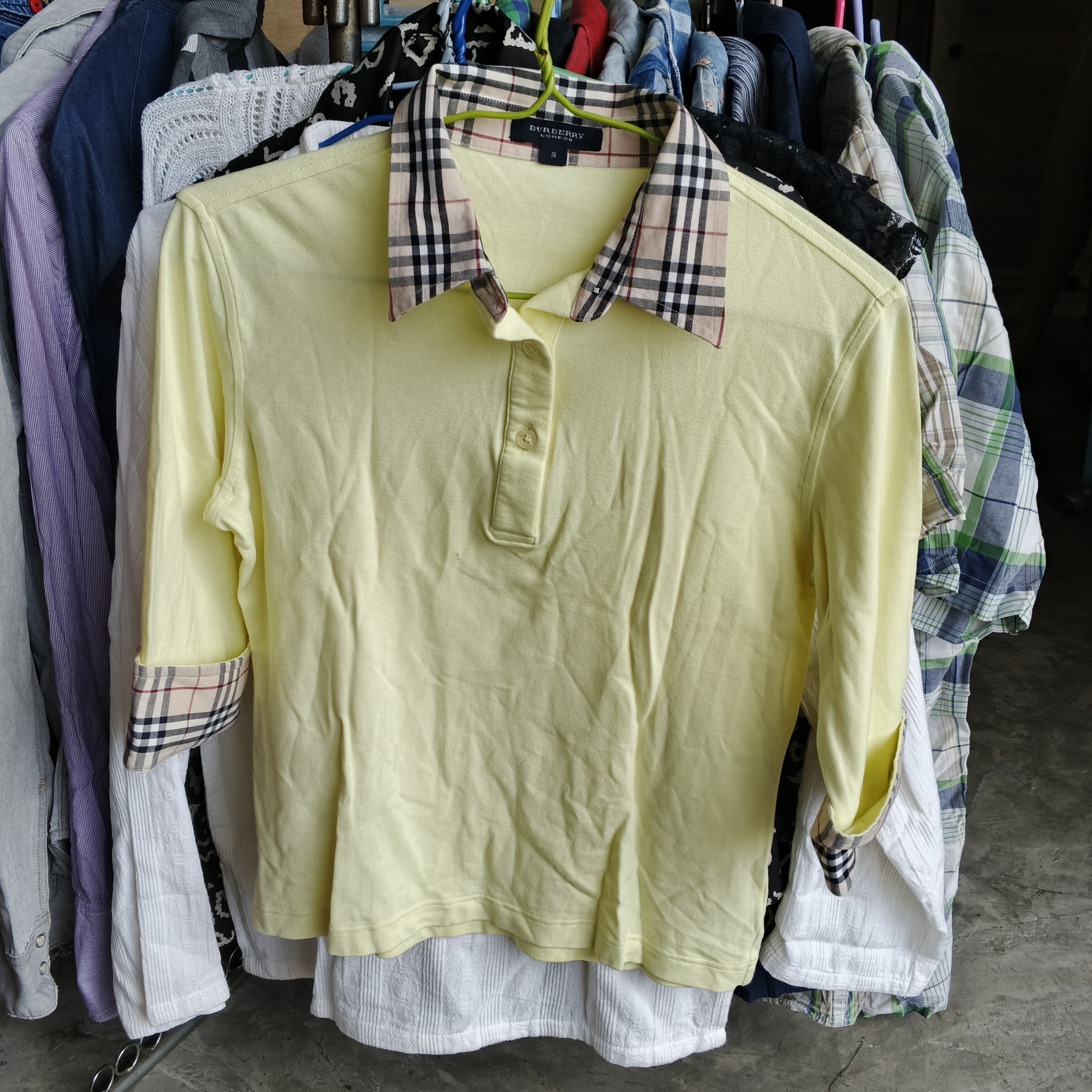 เสื้อเชิ้ตสีเหลือง