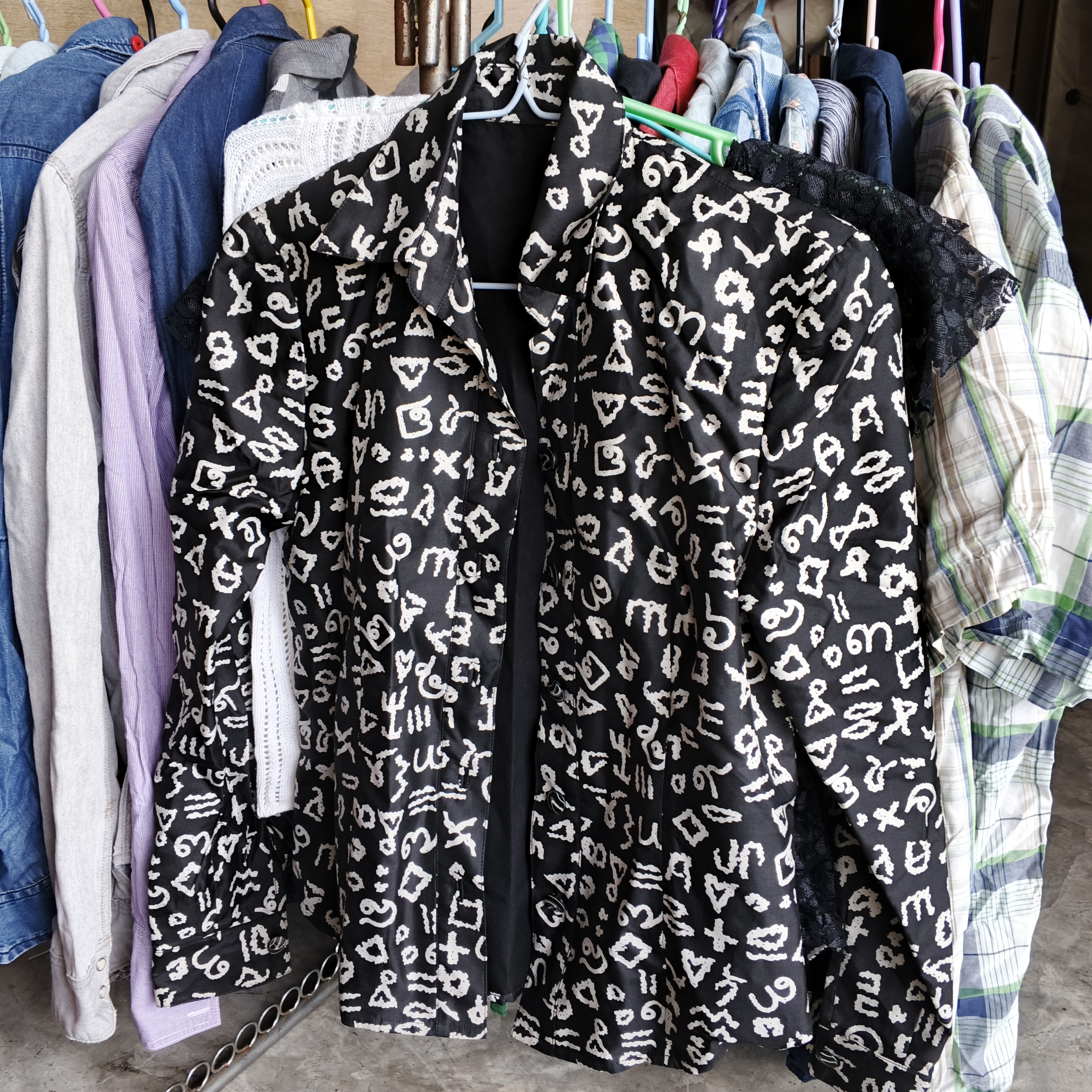 เสื้อเชิ้ตสีดำ
