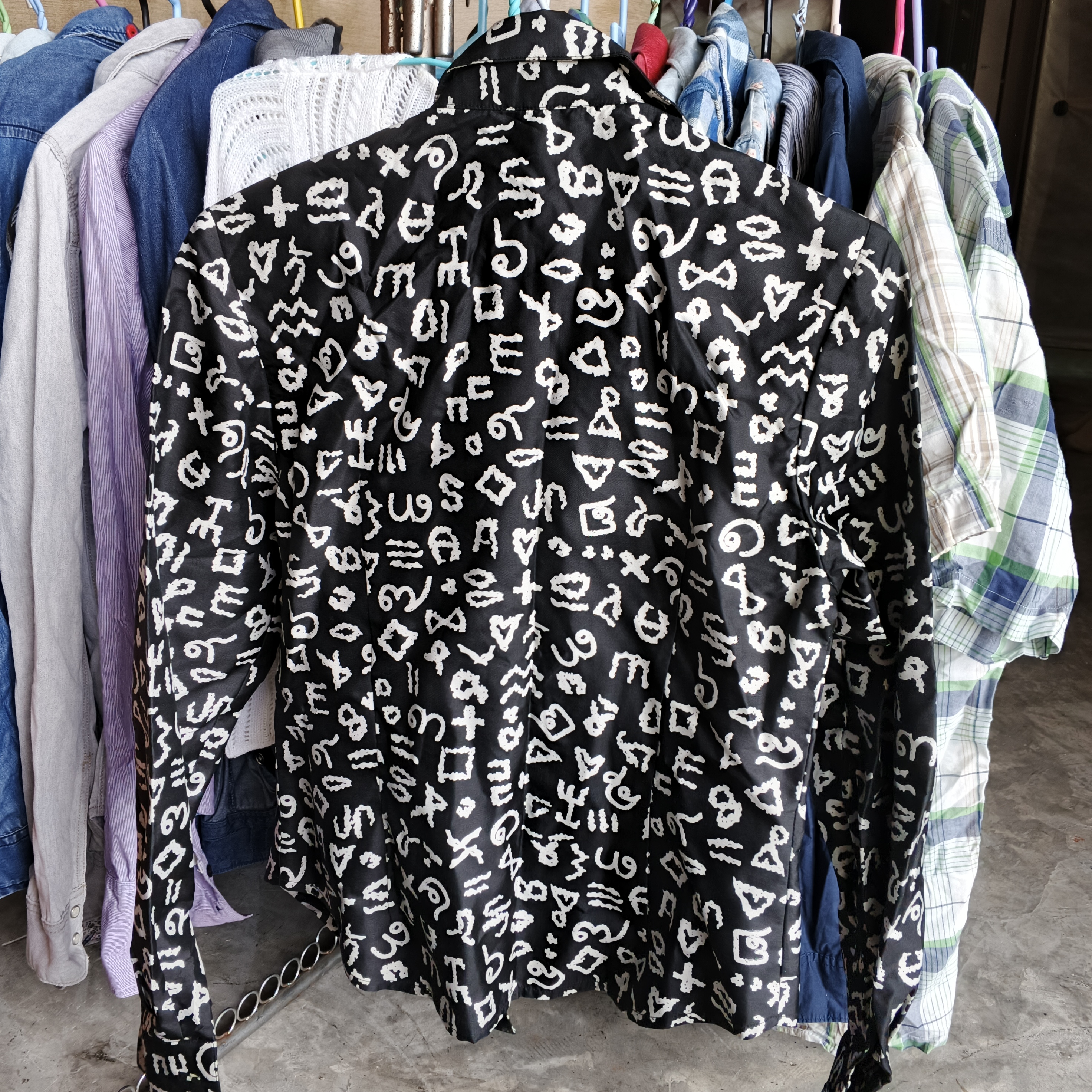 เสื้อเชิ้ตลายตัวอักษร