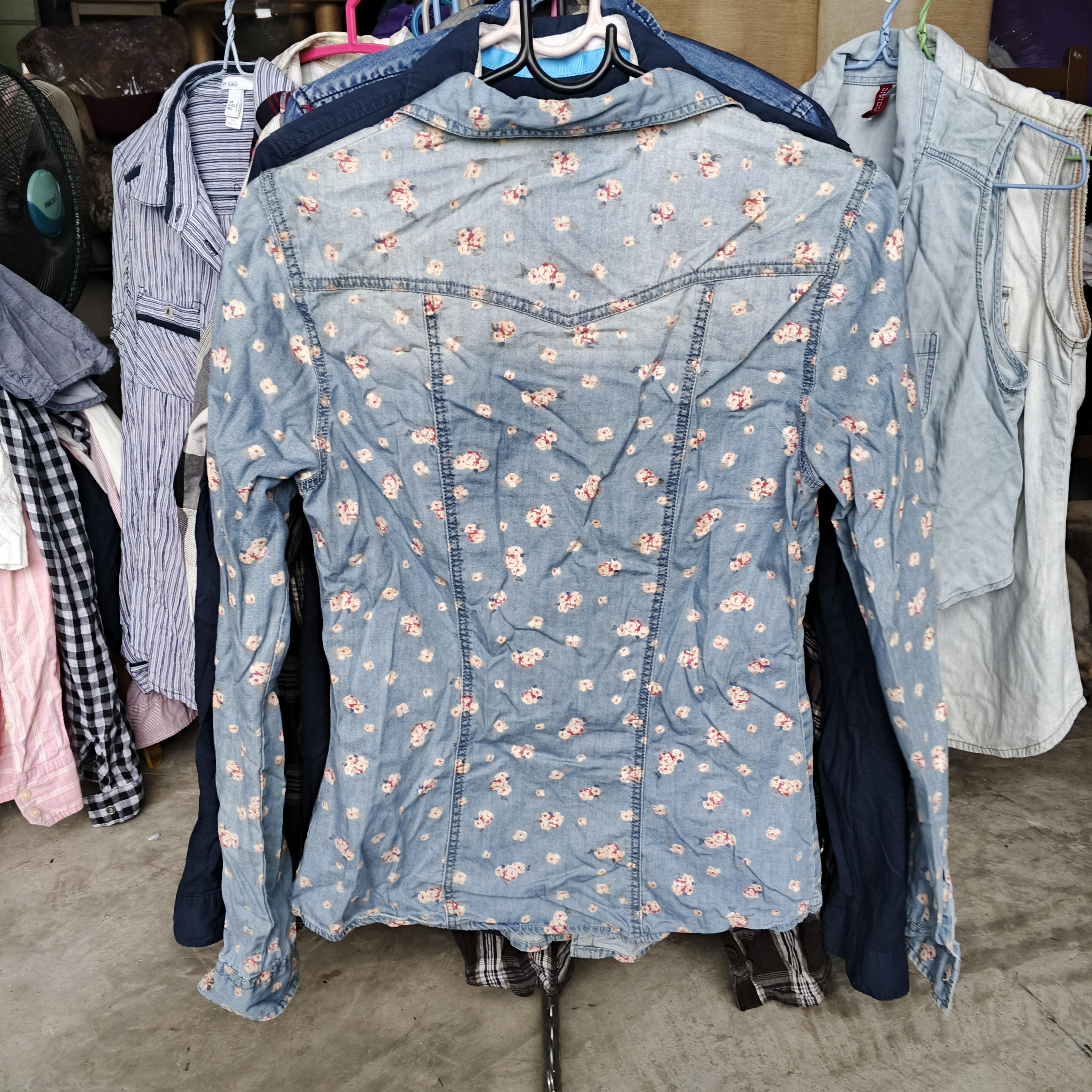 เสื้อเชิ้ตลายดอกไม้