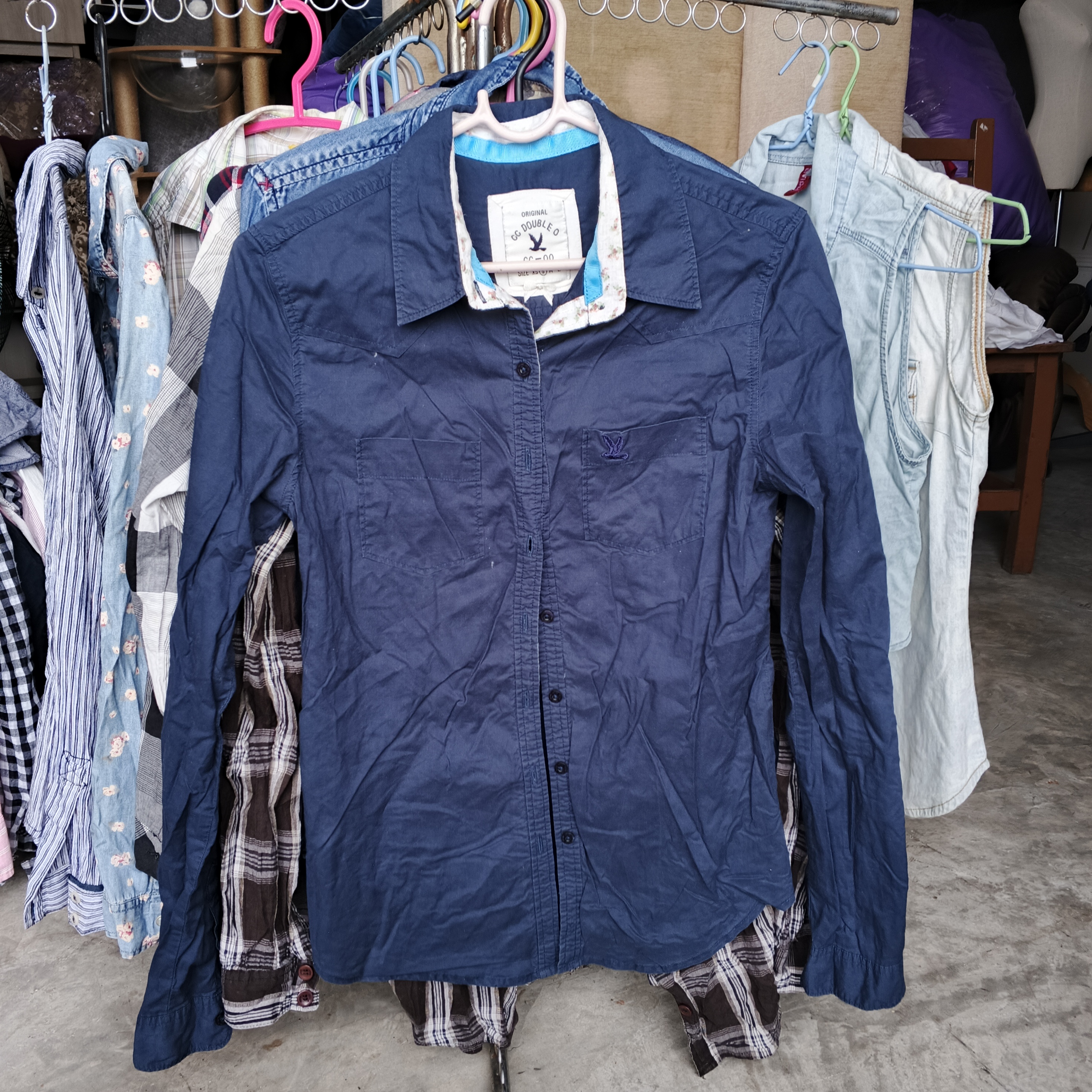 เสื้อเชิ้ตสีน้ำเงิน