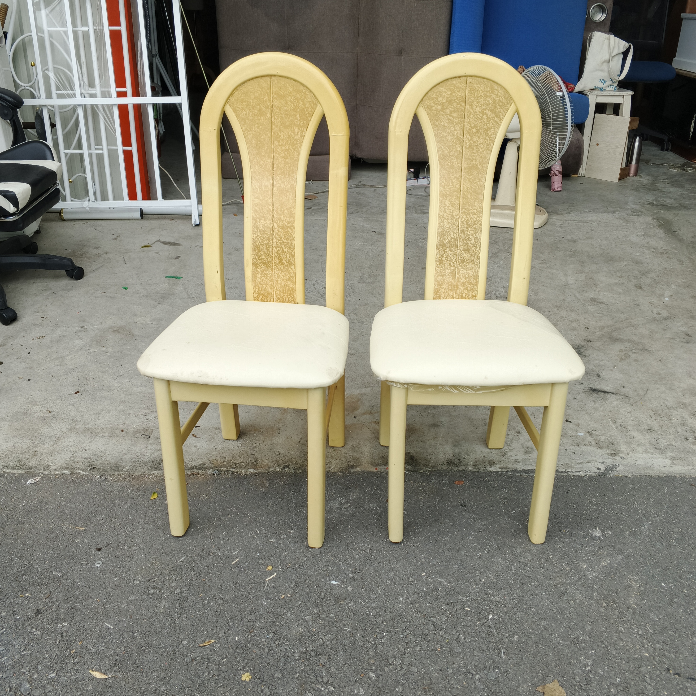 เก้าอี้ไม้เบาะหนัง