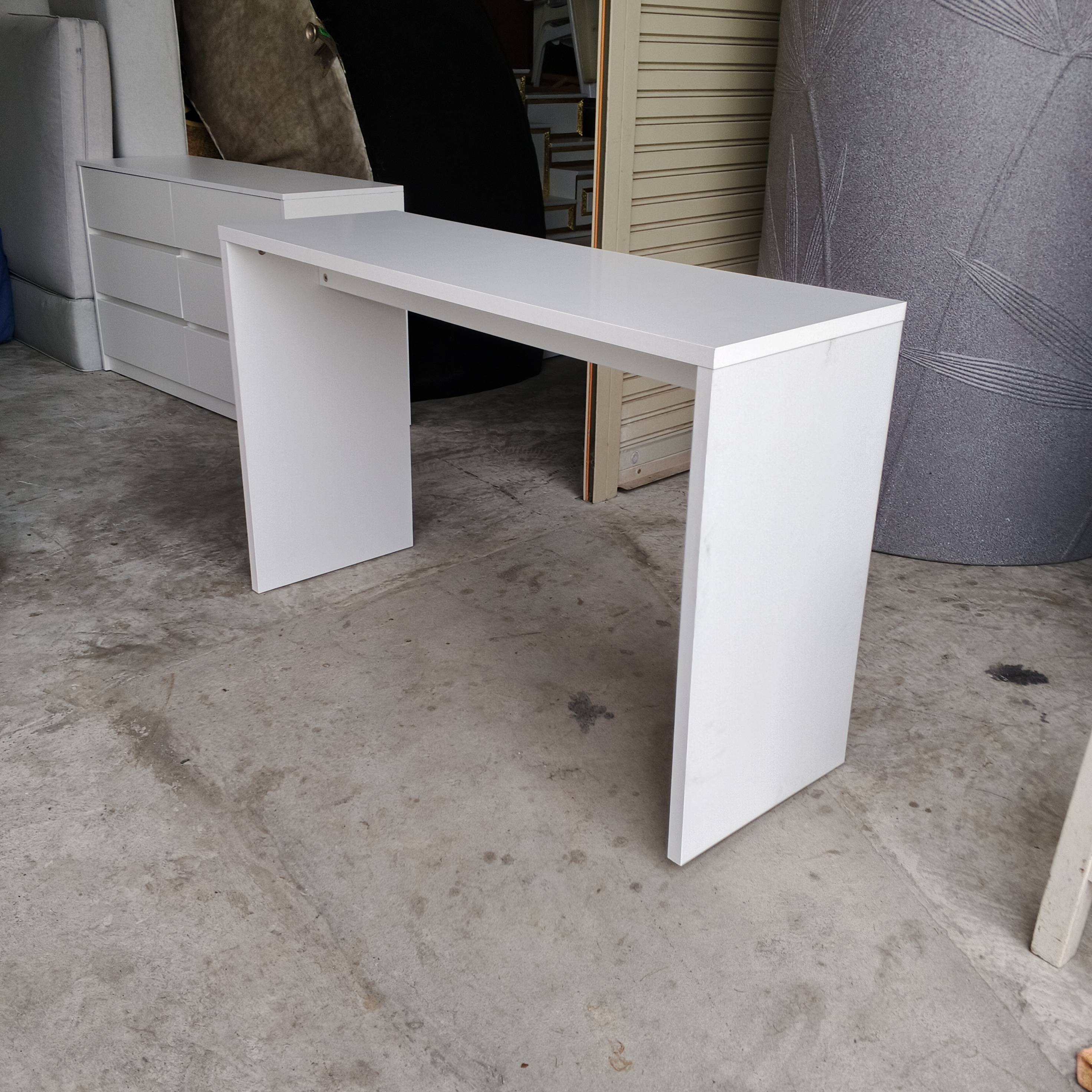 โต๊ะทำงานสีขาว