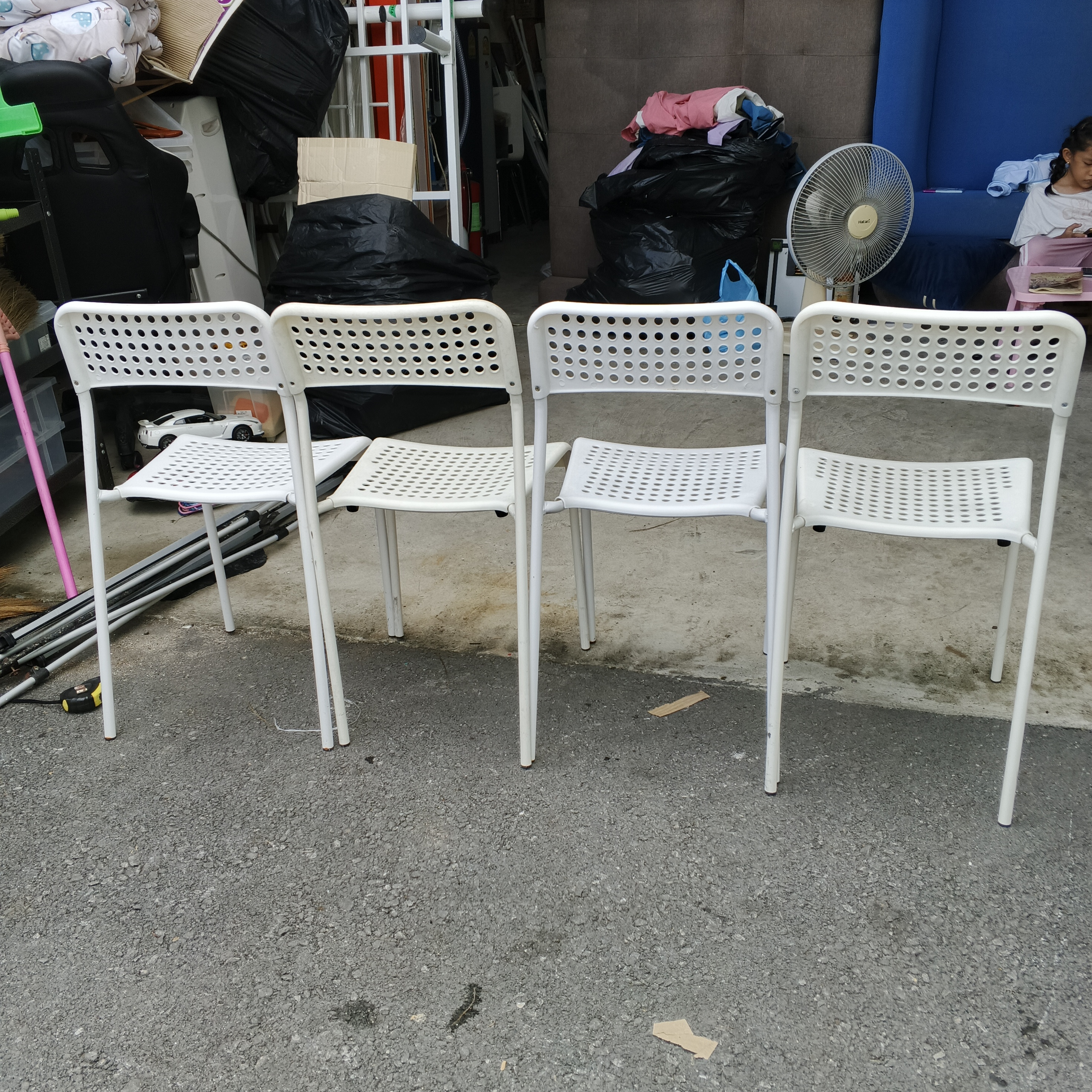 เก้าอี้สีขาว 