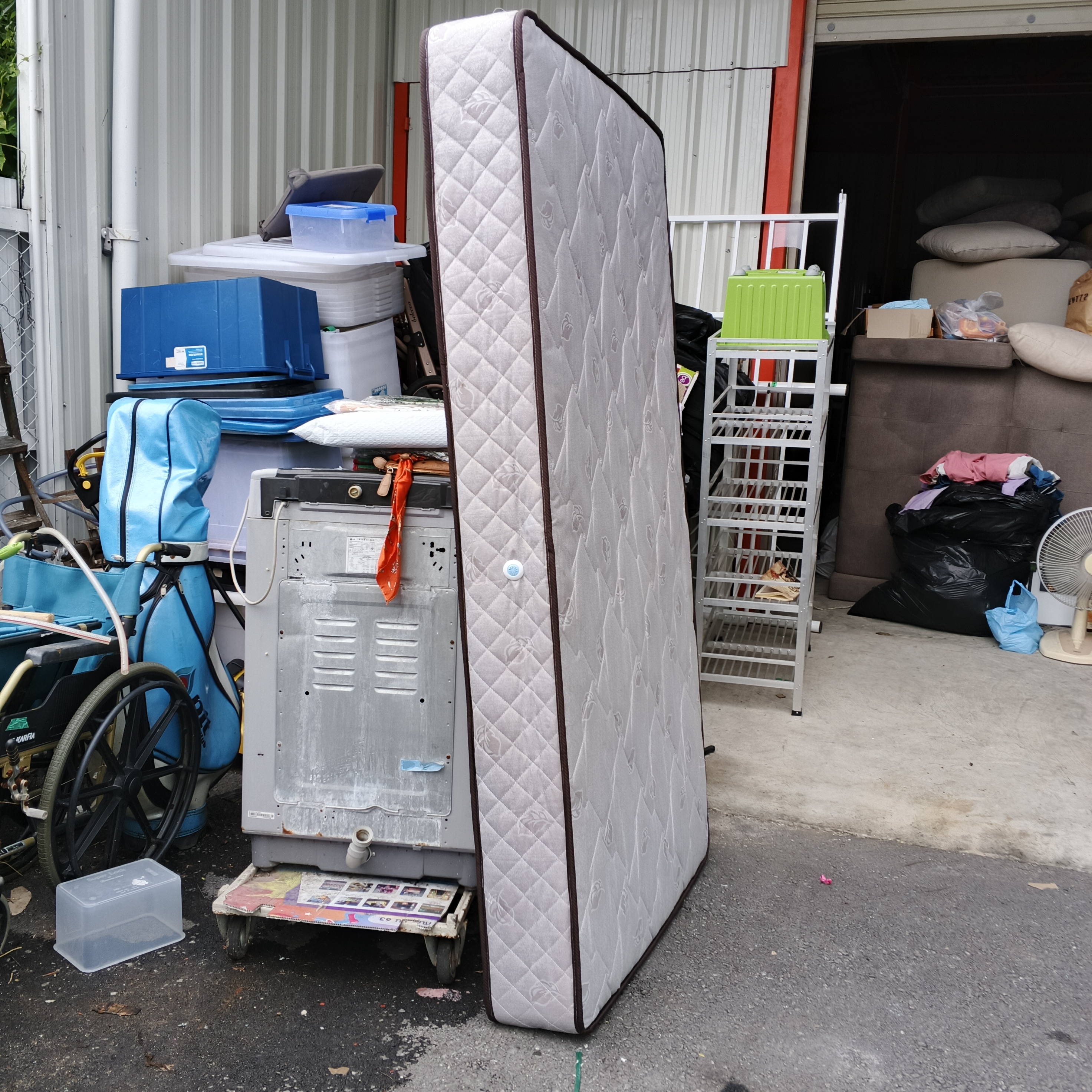 ที่นอนหุ้มด้วยผ้าที่มีลวดลาย 