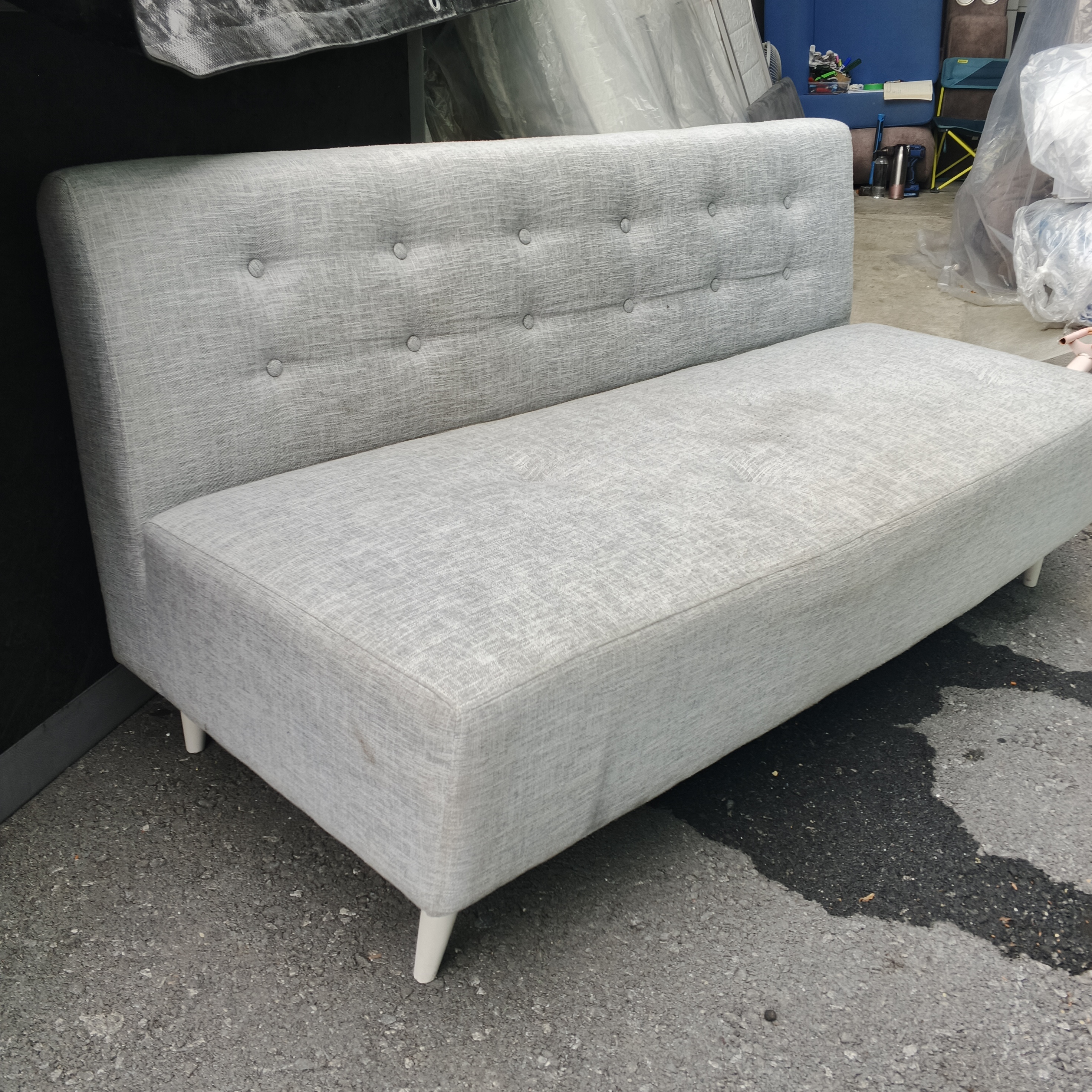 โซฟาผ้าสีเทา