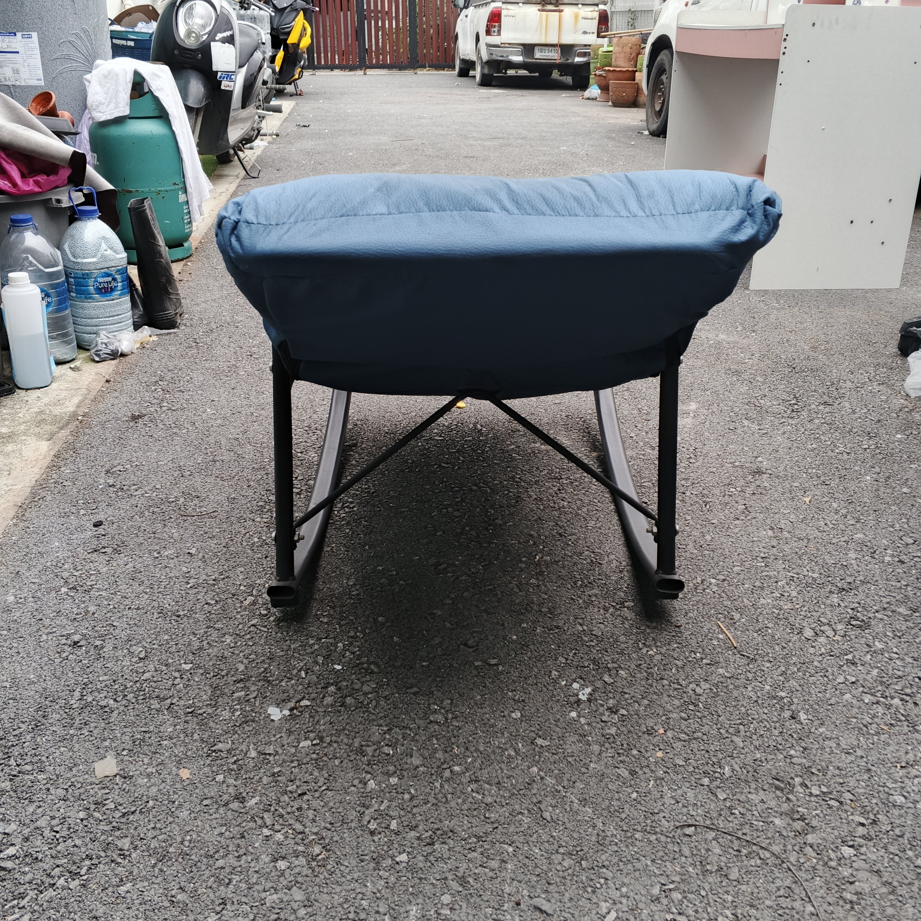 เก้าอี้บุผ้าสีฟ้า