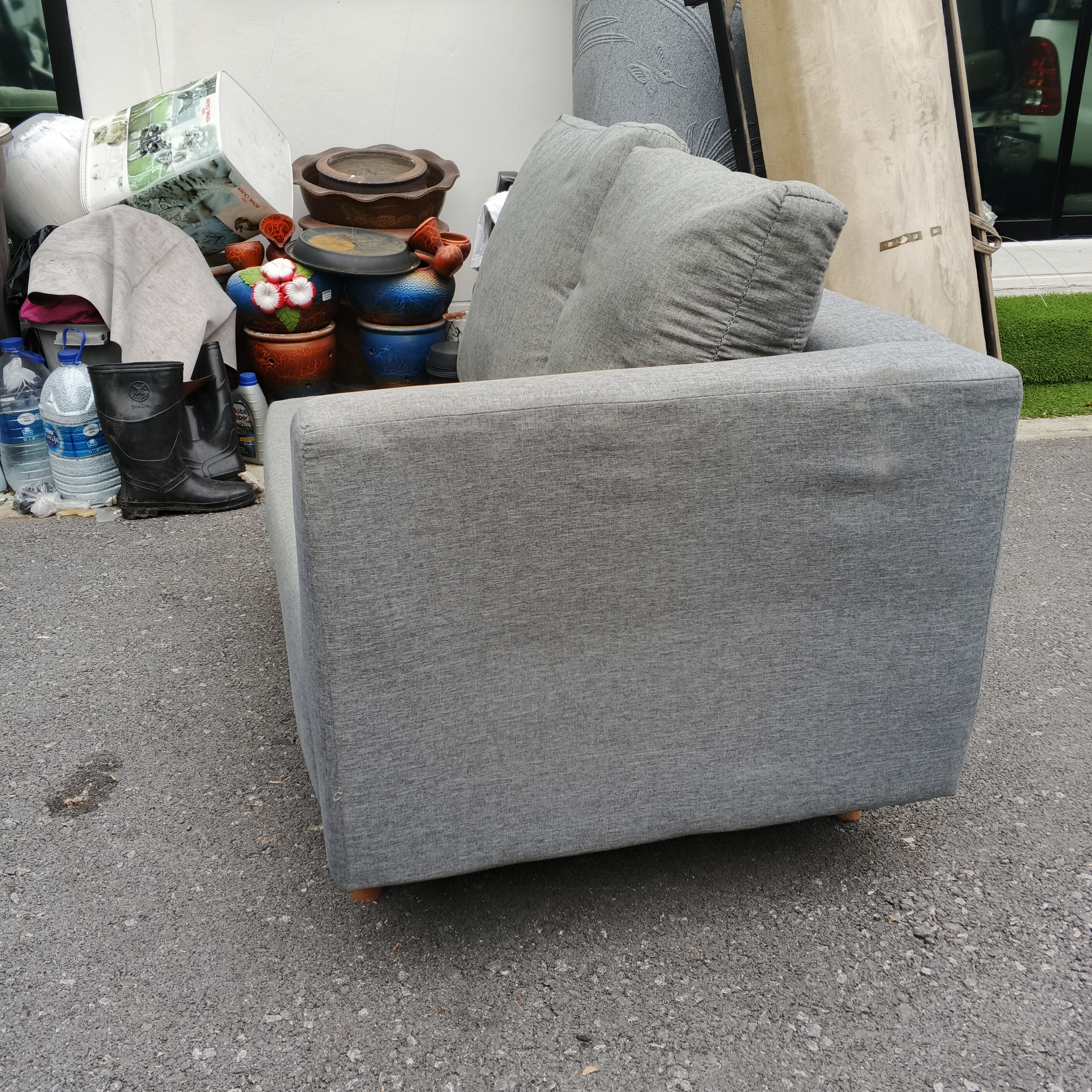 โซฟาผ้าสีเทา