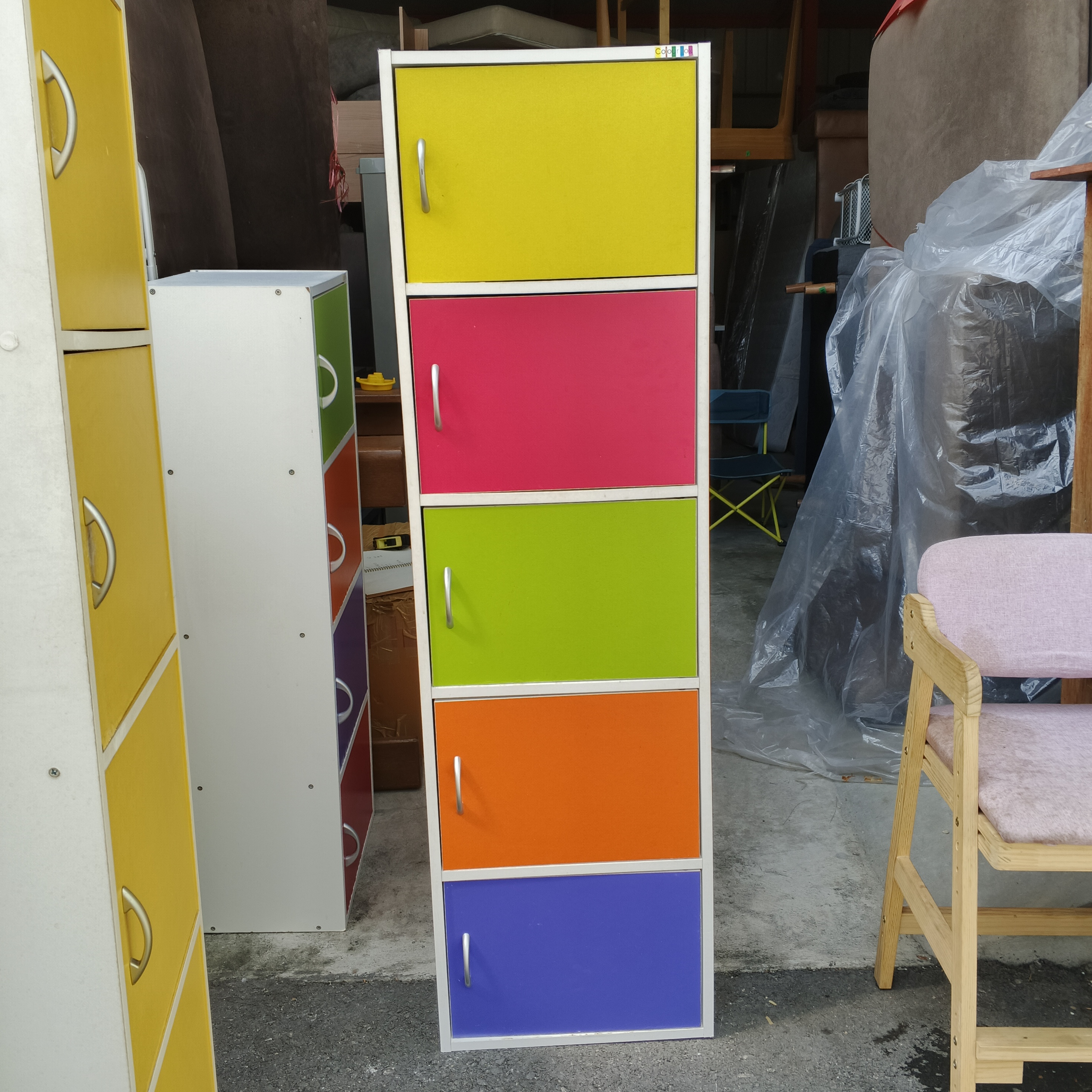 ชั้นใส่ของหลากสี