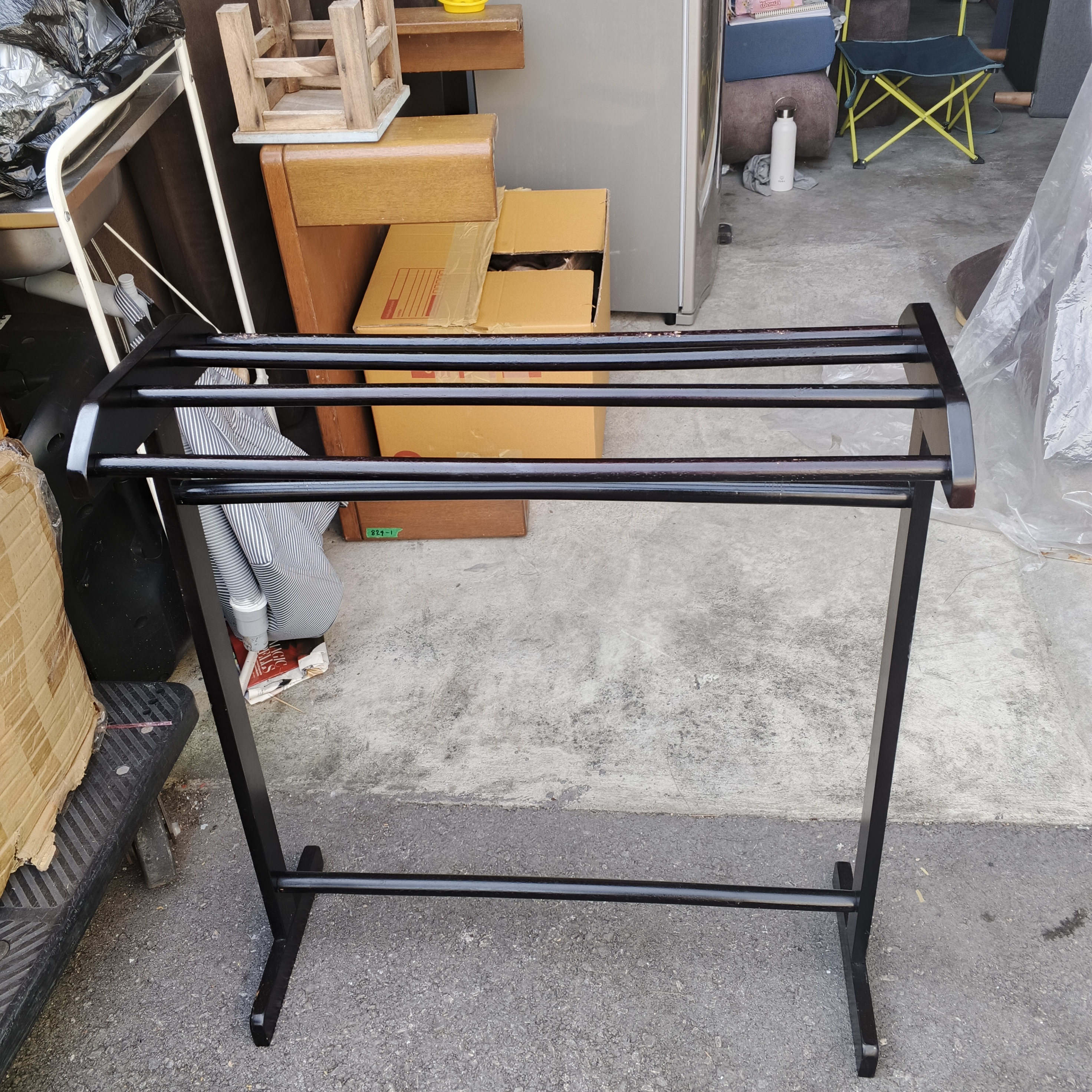 ราวแขวนผ้าผ้าสีดำ