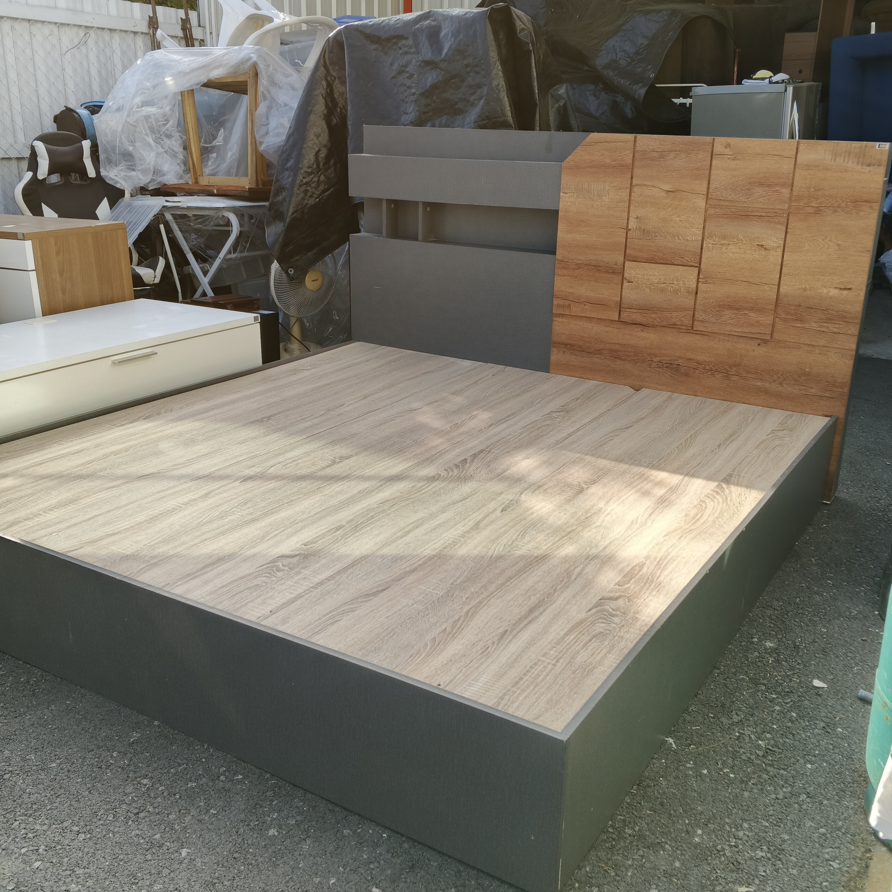 พร้อมหัวเตียงไม้และตัวเตียงสีเทา