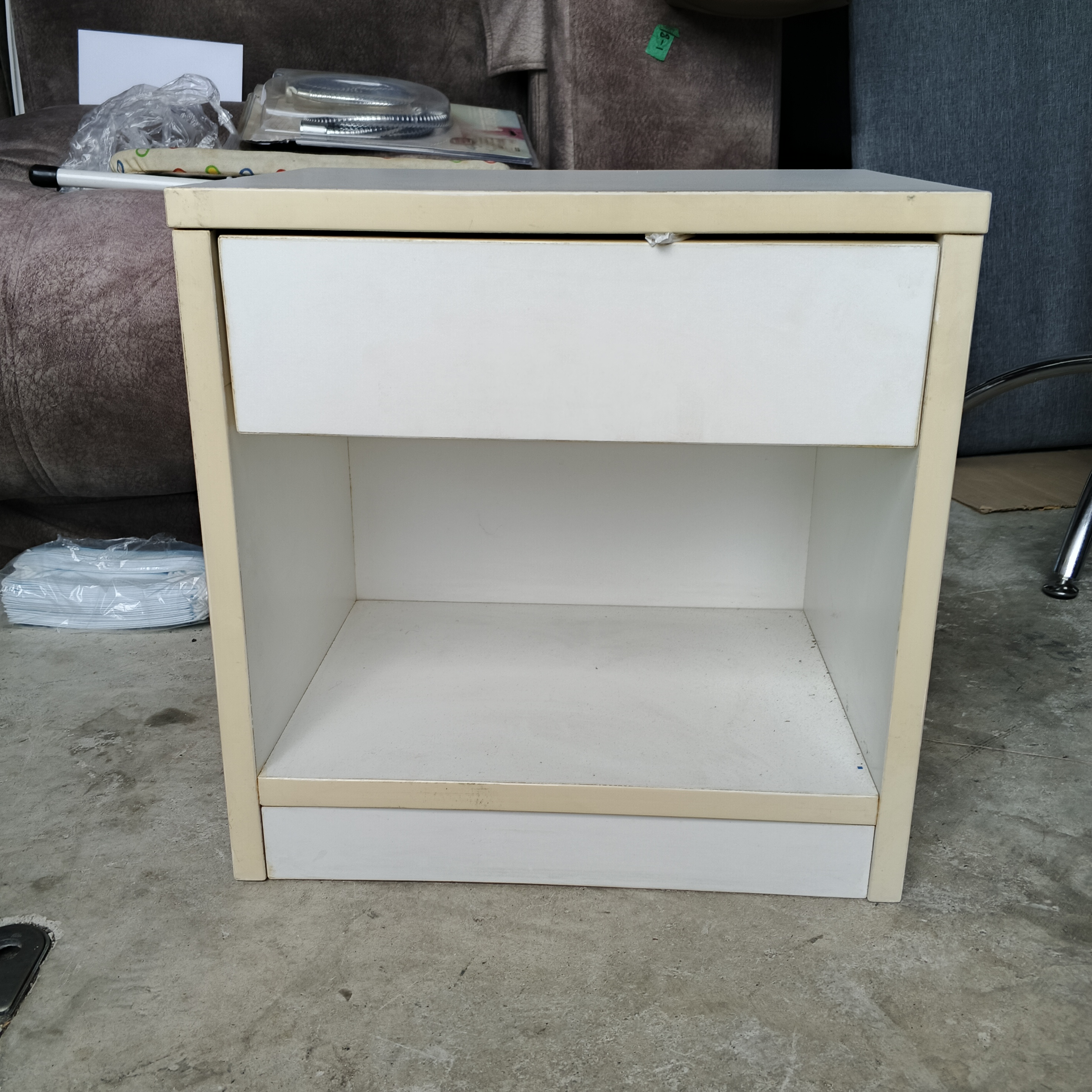 ตู้ชิ้นชักสีขาว