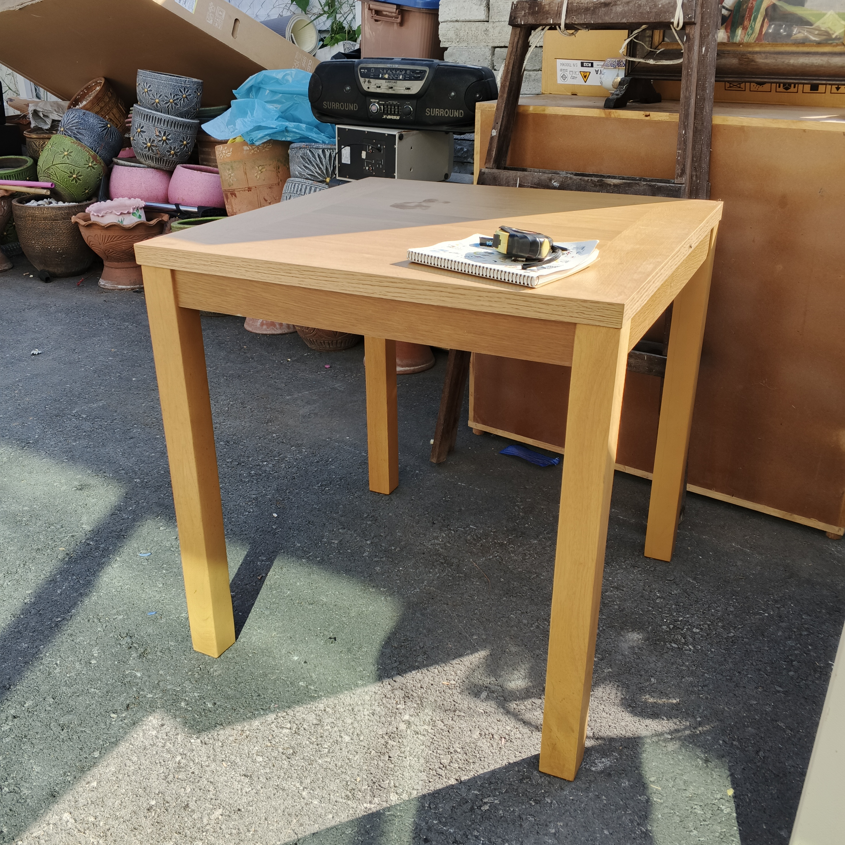 โต๊ะไม้สี่เหลี่ยมผืนผ้าขนาดเล็ก