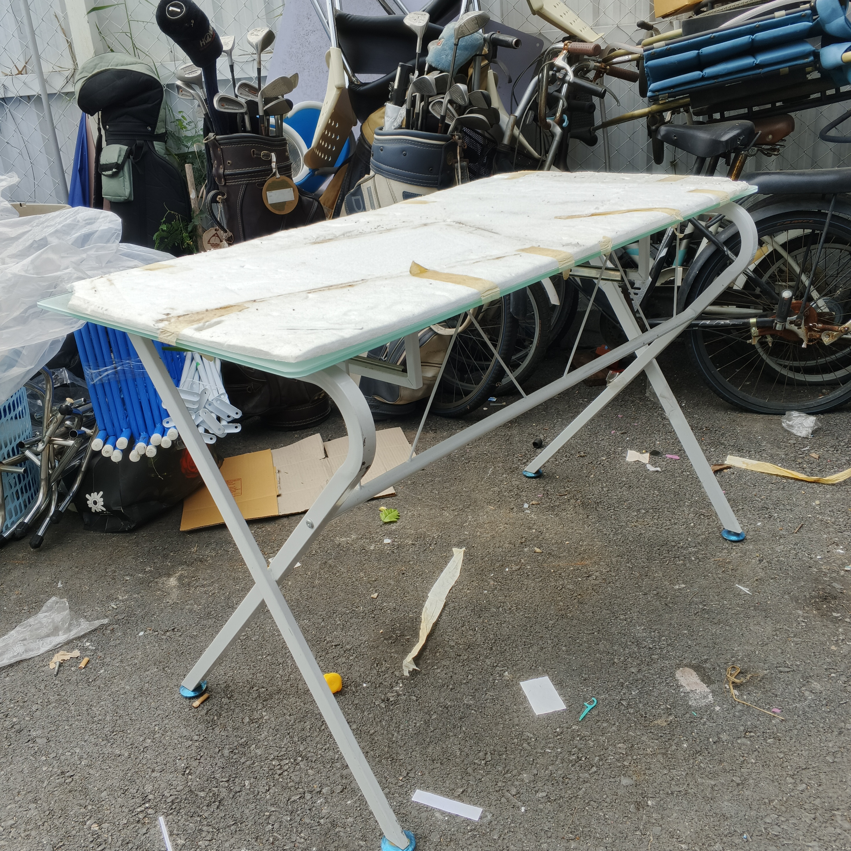 โต๊ะพับขาเหล็ก