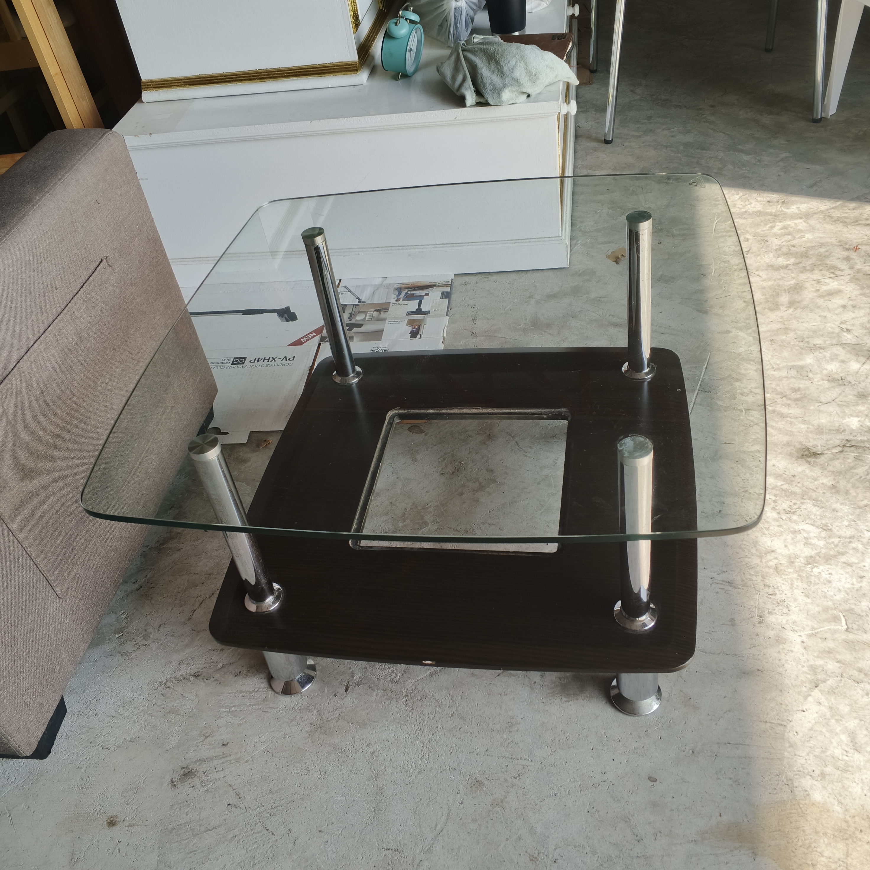 โต๊ะหน้ากระจกสี่เหลี่ยม