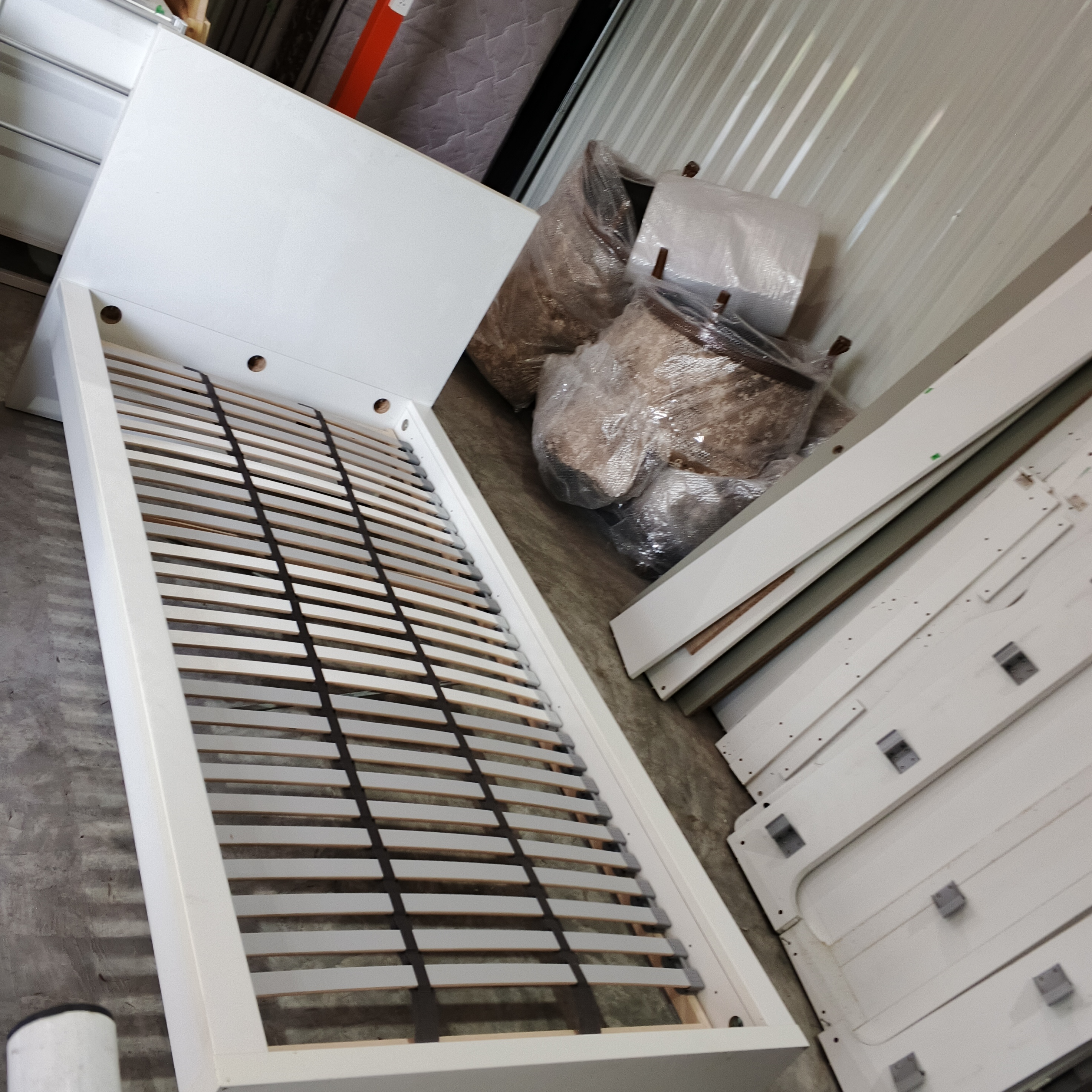 โครงเตียงเดี่ยวสีขาว