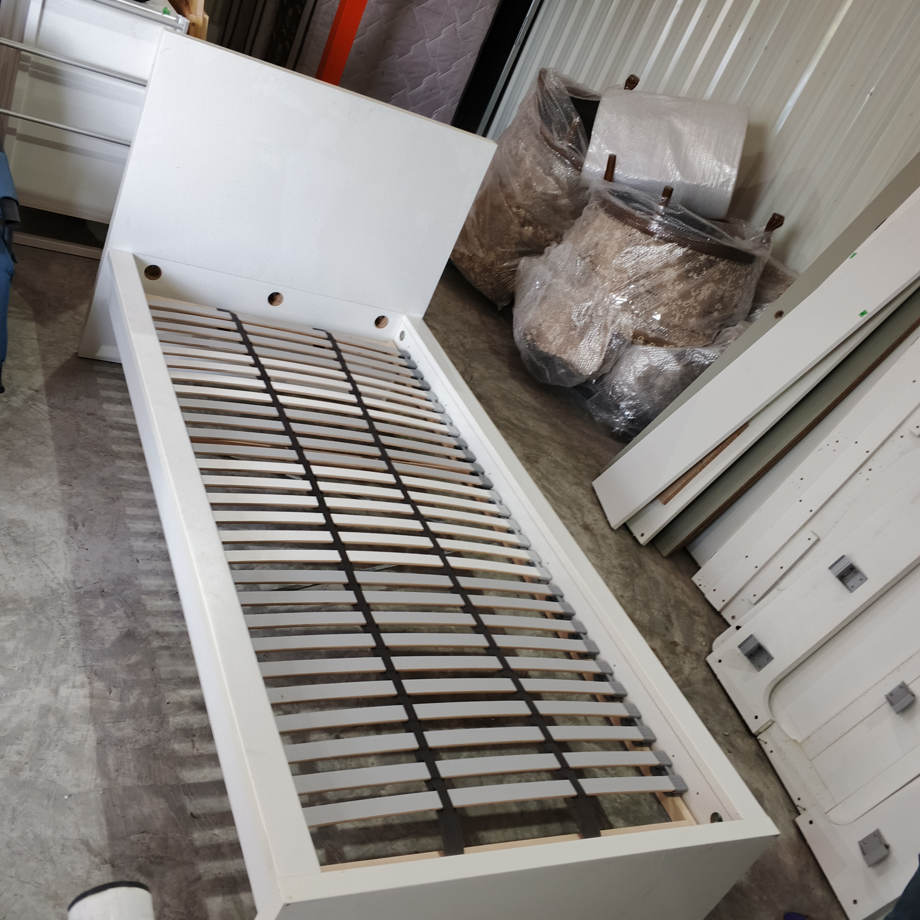 เตียงสไตล์มินิมอลพร้อมหัวเตียง