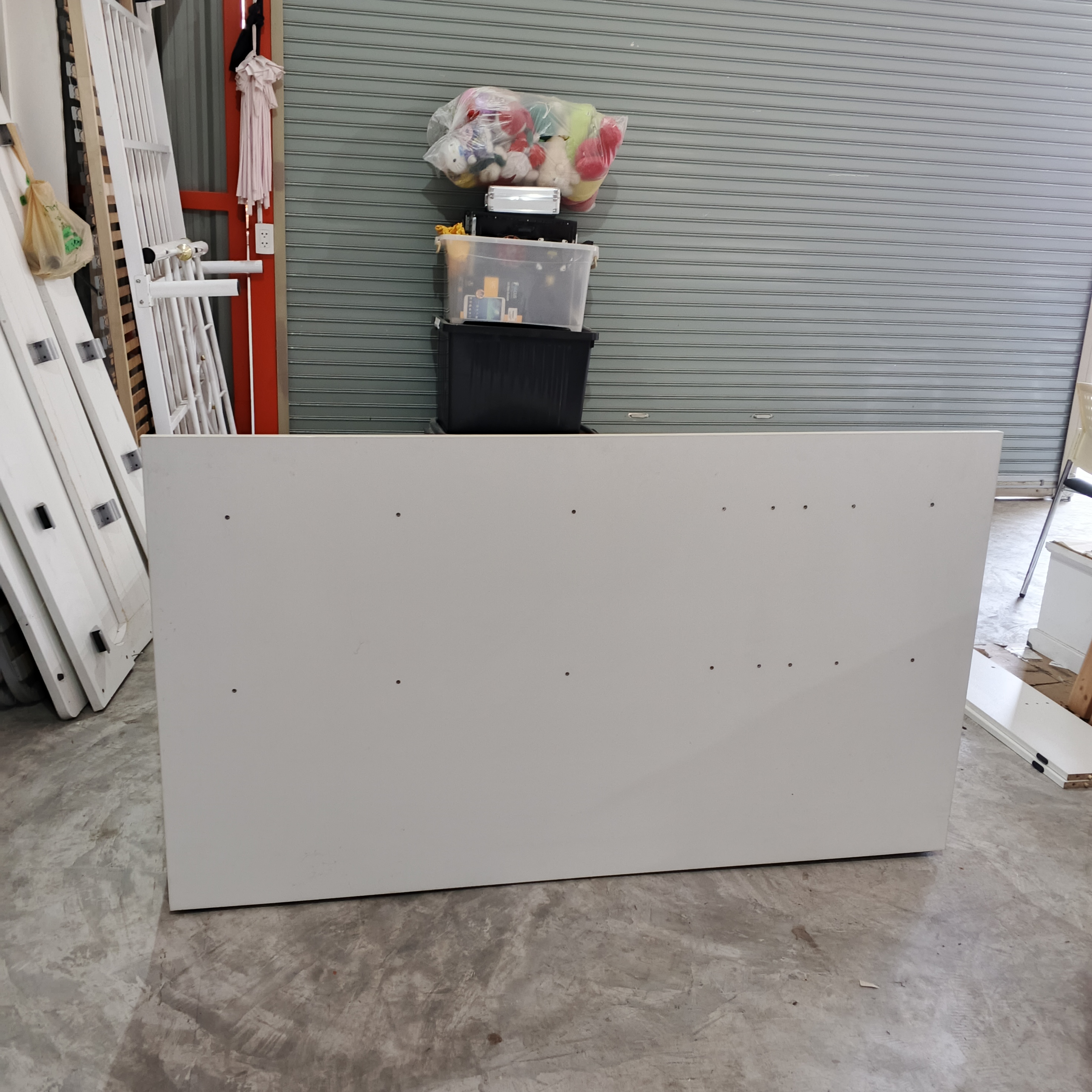 พร้อมหัวเตียงไม้และตัวเตียงสีเทา