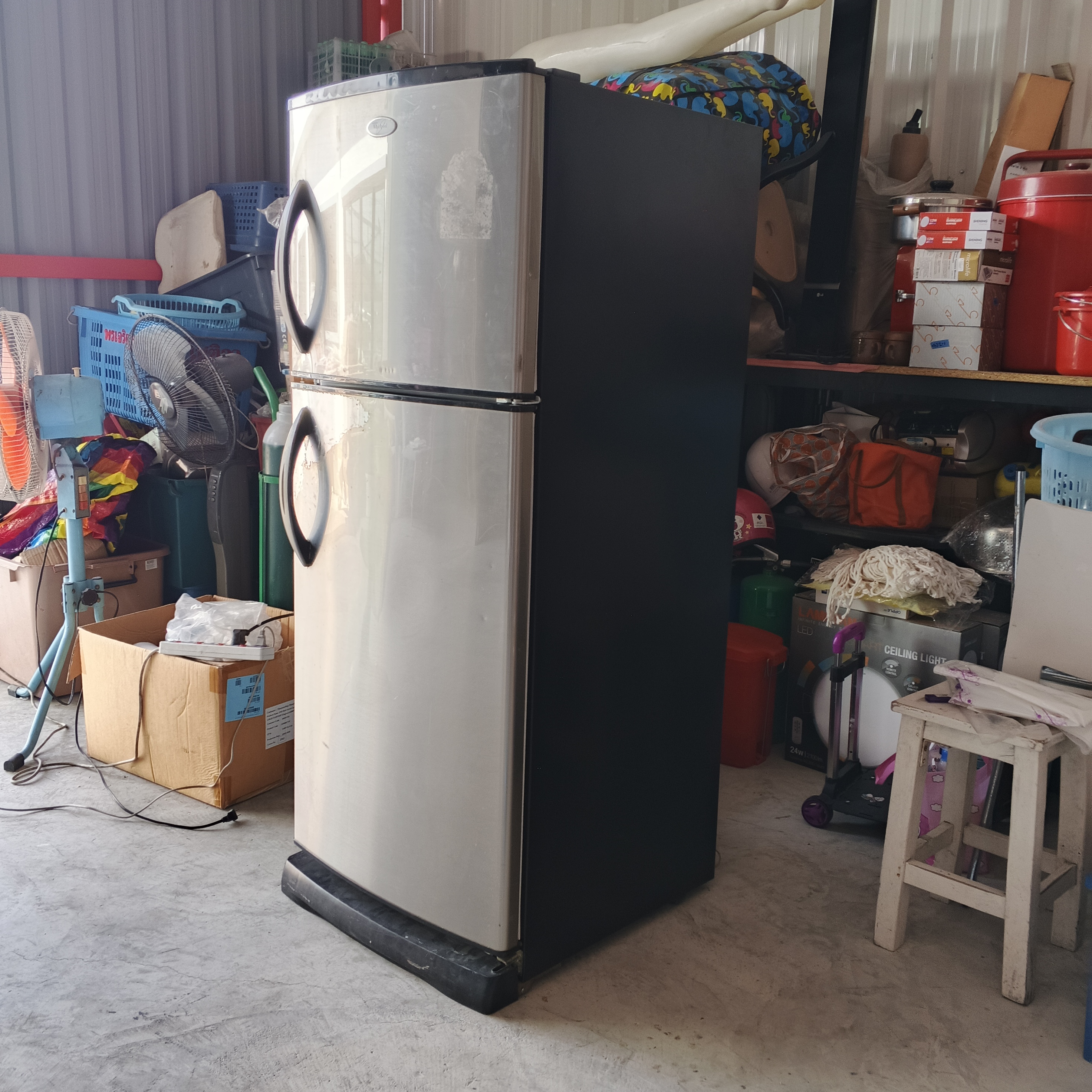 ตู้เย็นสีเงิน